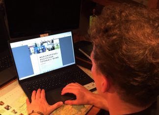 Volontariat beim DFB: Viel Arbeit trotz Corona Tom im Homeoffice an seinem Schreibtisch. Hier begann für ihn sein Volontariat beim DFB während der Coronazeit.