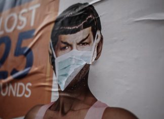 Maskenpflicht: Endlich Schluss mit dem Smalltalk Plakat mit angehefteter Maske