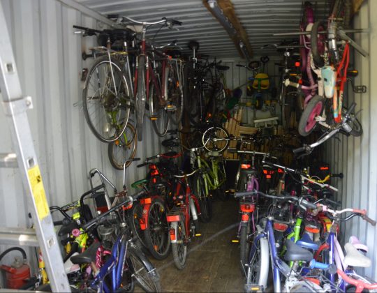 Ein Container voller Fahrräder
