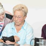 Digitale Bildung für Ältere: Ein Weg aus der Einsamkeit Dagmar Hirche bringt den Senioren*innen das "1x1 der Tablets und Smartphones" bei.
