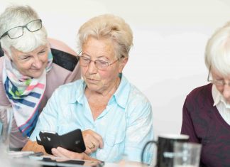 Digitale Bildung für Ältere: Ein Weg aus der Einsamkeit Dagmar Hirche bringt den Senioren*innen das "1x1 der Tablets und Smartphones" bei.