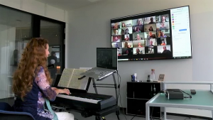 Doris Vetter leitet digitale Chorprobe