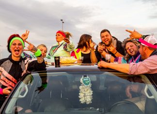 Finch Asozial: Die abgedrehte Party-Alternative Fans feiern bei Finch im Auto