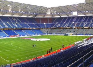 HSV bleibt in der zweiten Liga Fußballstadien füllen sich. Das HSV Volksparkstadion