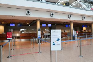 Leere Check-ins mit Markierungen und Schildern am Hamburger Flughafen.