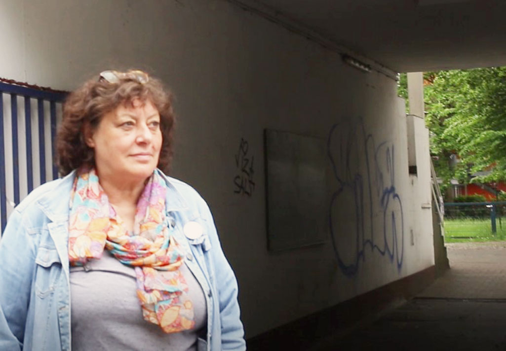 Projektleiterin Carmen Krüger steht am Eingang vom Pottkieker, der sozialen Stadtteilküche Dulsberg.