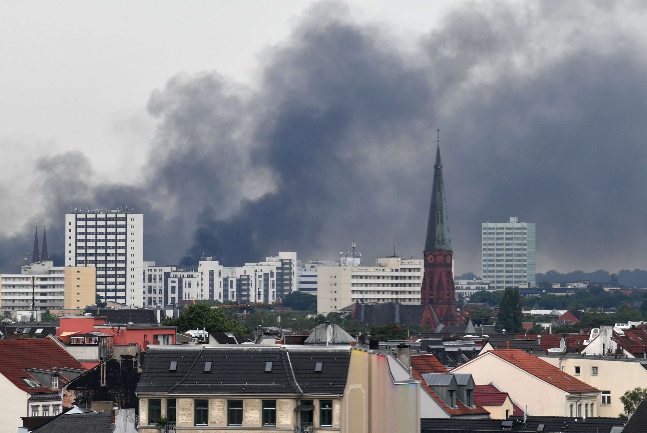 Am Himmel über Hamburg ist grauer Rauch zu sehen. Die Ausschreitungen von damals werden im aktuellen G20-Prozess in Hamburg verhandelt.