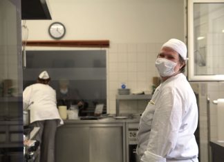 Mittags im Pottkieker: Gemeinsam in der Pandemie Cirsten L. aus dem Pottkieker-Team lächelt in die Kamera.