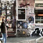 Zwei Hamburgerinnen kapern Werbeflächen auf St. Pauli Plakat Corona Kreativ Kultur Hamburg Schanze