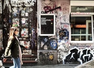 Zwei Hamburgerinnen kapern Werbeflächen auf St. Pauli Plakat Corona Kreativ Kultur Hamburg Schanze