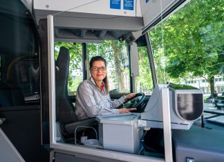 Trennscheiben in Hamburgs Bussen als Virenschutz Busfahrerin hinter Trennscheibe