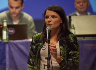 Volt: “Wir wollen uns nicht im Links-Rechts-Spektrum einordnen lassen” Volt Hamburg Spitzenkandidatin Mira Alexander am Mikrofon