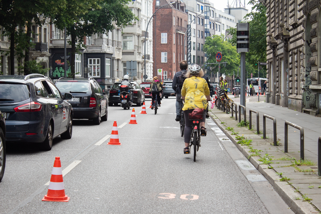 Fahrradfahrer*innen auf der Pop-Up-Bike-Lane auf der Stresemannstraße