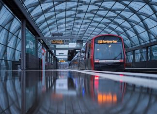 Hygieneteams desinfizieren Busse und Bahnen In Hamburgs Bussen und Bahnen sind jetzt zusätzliche Desinfektionsteams unterwegs.