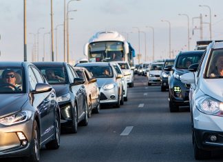 Staus und volle Autobahnen zu Ferienbeginn in Hamburg Stau auf einer Autobahn