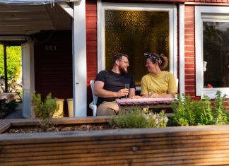 Schrebergarten: Ein Paradies in der Großstadt Tuula und Jesko vor der Laube in ihrem Schrebergarten