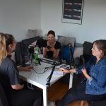 FINK Funk: Wie werde ich FINK-Redakteur*in? Aniko, Eva und Chiara sprechen über die Bewerbung am Podcast-Tisch