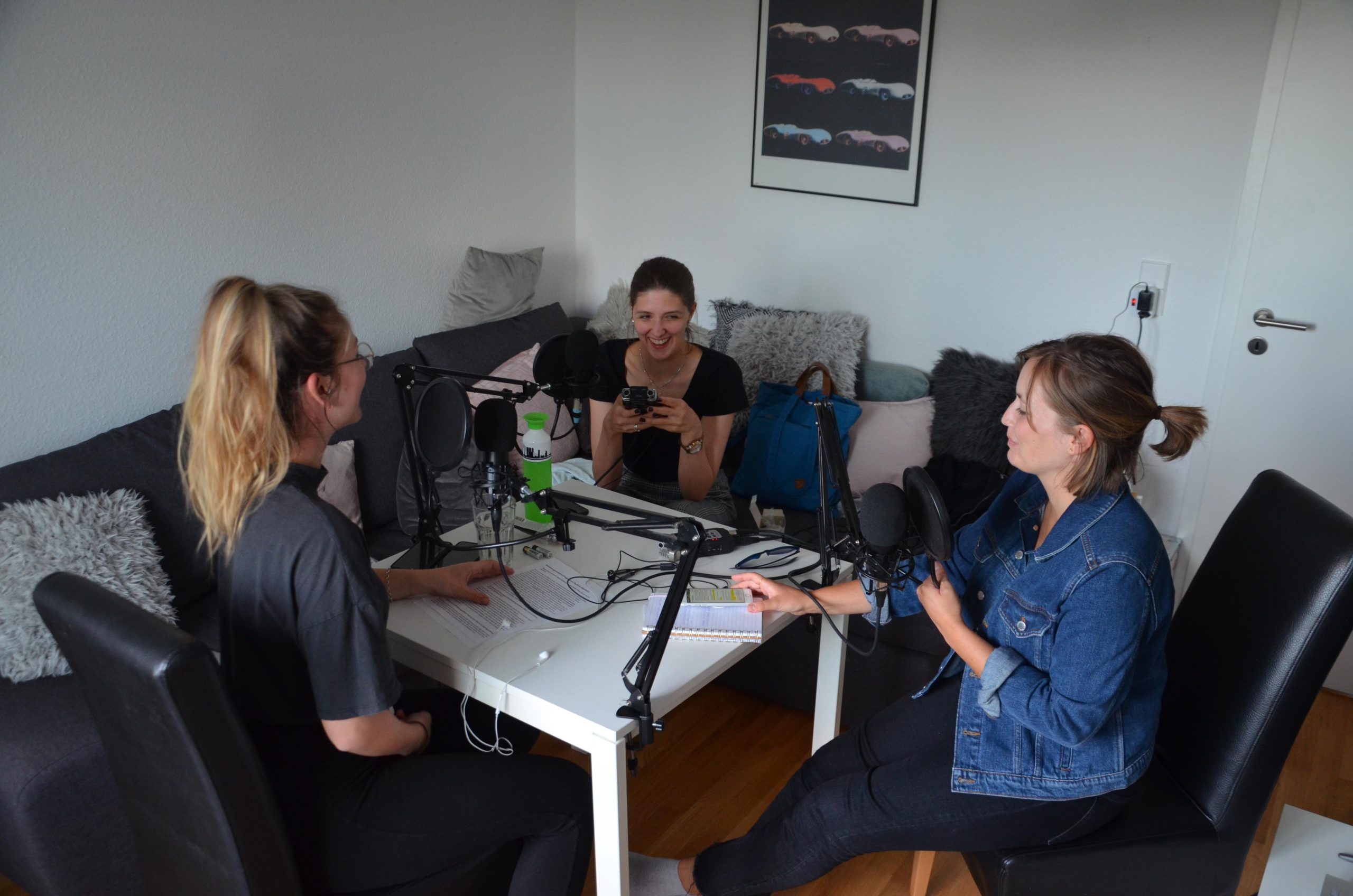 Aniko, Eva und Chiara sprechen über die Bewerbung am Podcast-Tisch
