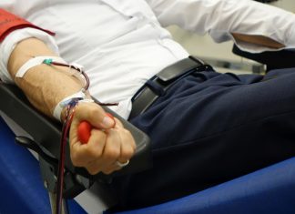 Ein Pieks rettet Leben: Blutspenden während Corona Mann beim Blutspenden