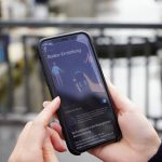 Corona-Warn-App: Das Virus digital aufhalten Corona-Warn-App wird auf dem Smartphone gezeigt