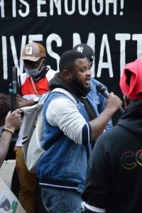 Abimbola Odugbesan is one of the speakers at the rally in front of the US Consulate. Photo: Maja Andresen.