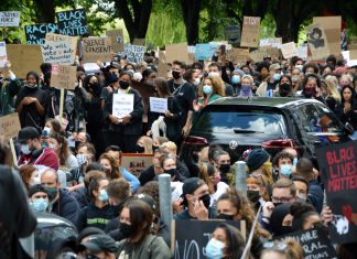 Racism: “You will always tell the story from the perspective of the White people.” Around 4,500 people came on 5 June to demonstrate against racism and police violence in front of the US Consulate. Photo: Maja Andresen.