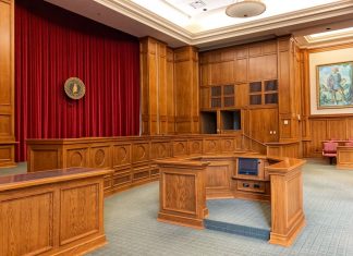 KZ-Wachmann nur noch wegen Beihilfe zum Mord angeklagt Symbolbild Gerichtssaal KZ Prozess Hamburg