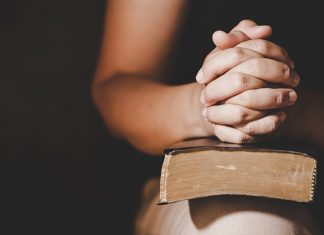 Pastor belästigte und missbrauchte Teenager Missbrauch in der Kirche: Eine Betroffene berichtet. Bild: Freepik.