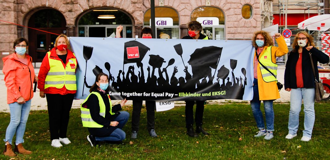 Warnstreik: Kita-Mitarbeiter*innen und Verdi-Vertreter*innen demonstrieren vorm Gewerkschaftshaus am Besenbinderhof. Foto: Pia Röpke.