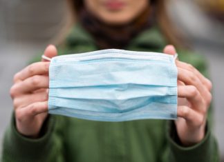 Keine Lockerung der Maskenpflicht in Hamburg Im Hamburger Nahverkehr und Geschäften gilt weiterhin die Maskenpflicht. Bild: Freepik.