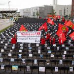Protest bei Airbus Hamburg: IG Metall stellt 2.000 Stühle auf Bei Airbus in Hamburg sollen 2.000 Stellen abgebaut werden. IG Metall stellt als Protest 2.000 Stühle auf. Foto: Christian Charisius/dpa