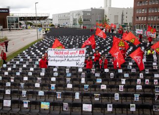 Protest bei Airbus Hamburg: IG Metall stellt 2.000 Stühle auf Bei Airbus in Hamburg sollen 2.000 Stellen abgebaut werden. IG Metall stellt als Protest 2.000 Stühle auf. Foto: Christian Charisius/dpa