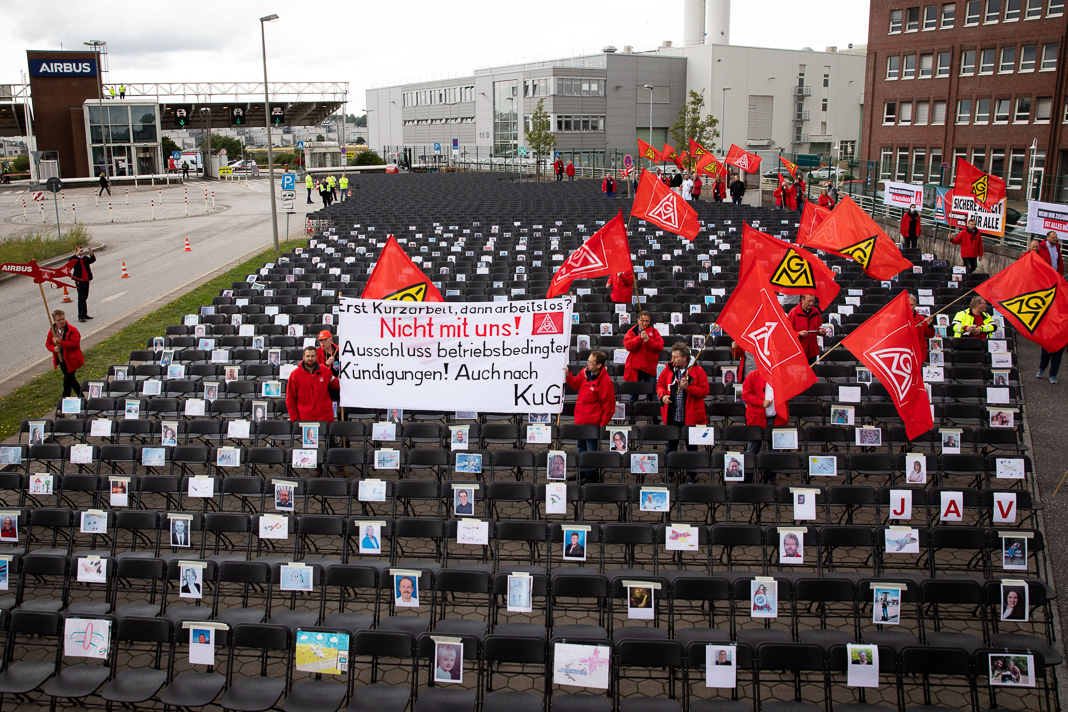 Bei Airbus in Hamburg sollen 2.000 Stellen abgebaut werden. IG Metall stellt als Protest 2.000 Stühle auf. Foto: Christian Charisius/dpa