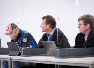 G20: Ex-Polizist nach Dosenwurf freigesprochen G20: Der Angeklagte und die Verteidiger sitzen im Gerichtssaal des Amtsgerichts Altona.