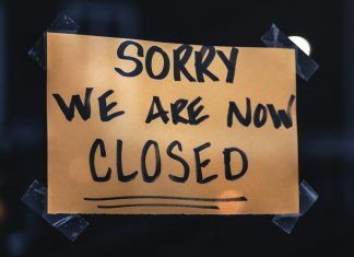 Lockdown 2.0: Sinnvolles Update? Ein Schild mit der Aufschrift: "Sorry, we are now closed" klebt an einer Scheibe.