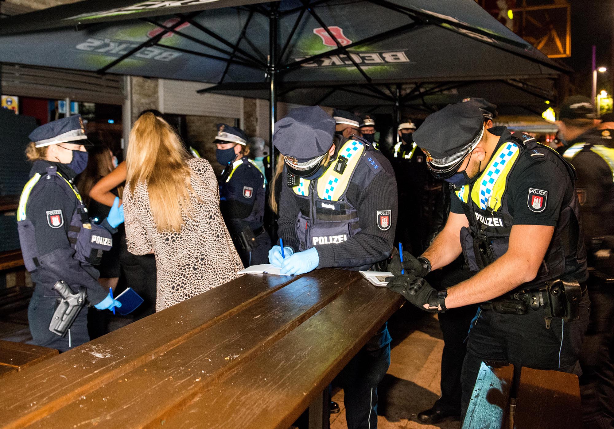 Polizei kontrolliert Gäste von Corona-Party, Quarantäne für alle Gäste