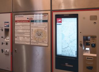 Was können die neuen Fahrkartenautomaten? Neuer HVV Fahrkartenautomat neben einem alten Automaten