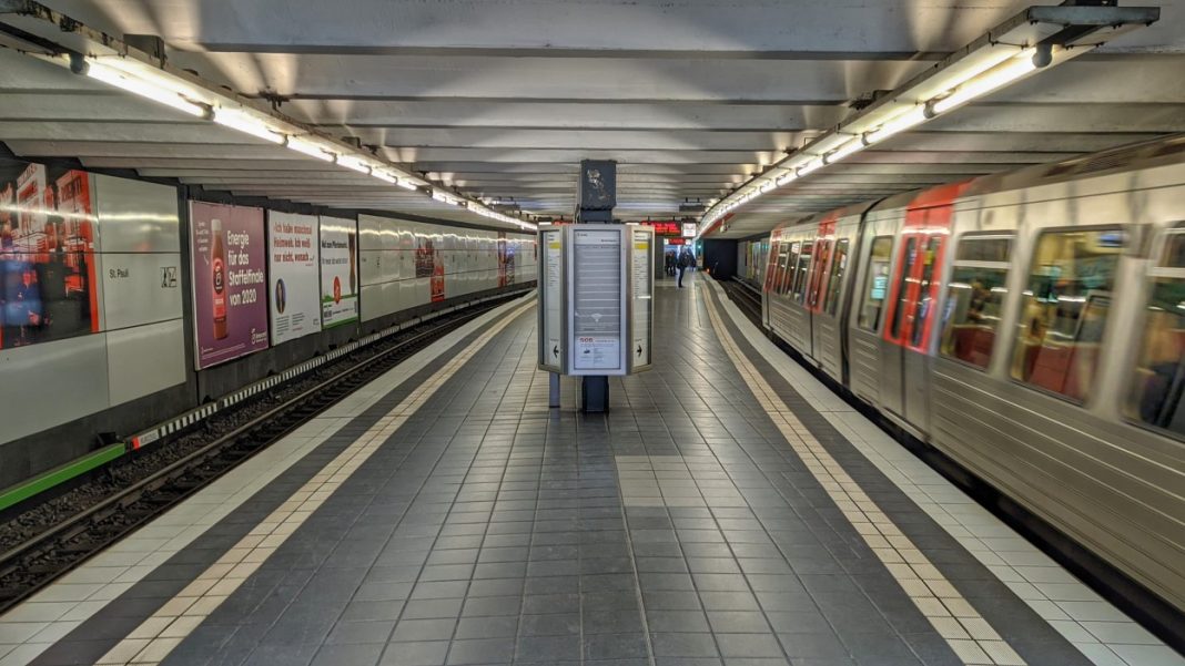 U-Bahnstation St. Pauli mit einfahrender U-Bahn