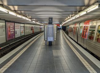 HVV-Sommerangebot: Kostenlose Mitfahrt auf HVV-Abokarten U-Bahnstation St. Pauli mit einfahrender U-Bahn