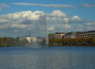 US-Amerikaner*innen zieht es in die Hansestadt Die Zahl der in Hamburg lebenden US-Amerikaner ist in den vergangenen Jahren deutlich gestiegen. (Symbolbild Alster)
