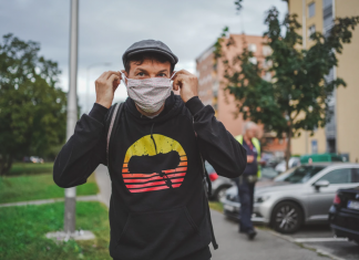 Maske tragen an öffentlichen Plätzen Mann mit Maske