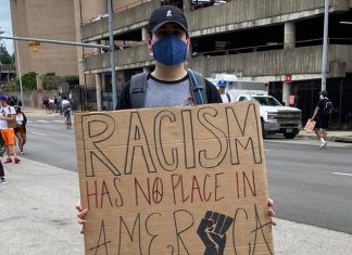 “Wir jungen Leute müssen mit den Folgen dieser Wahl leben” Matthew mit Protestschild im Vorfeld der Wahl, auf BLM Demonstration
