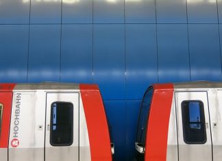 330 Verstöße gegen die Maskenpflicht Die Hochbahn und die S-Bahn haben am Samstagabend ihre Fahrgäste auf die Einhaltung der Maskenpflicht kontrolliert.