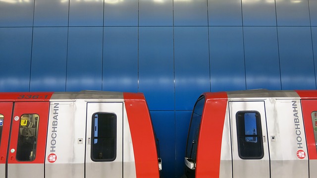 Die Hochbahn und die S-Bahn haben am Samstagabend ihre Fahrgäste auf die Einhaltung der Maskenpflicht kontrolliert.