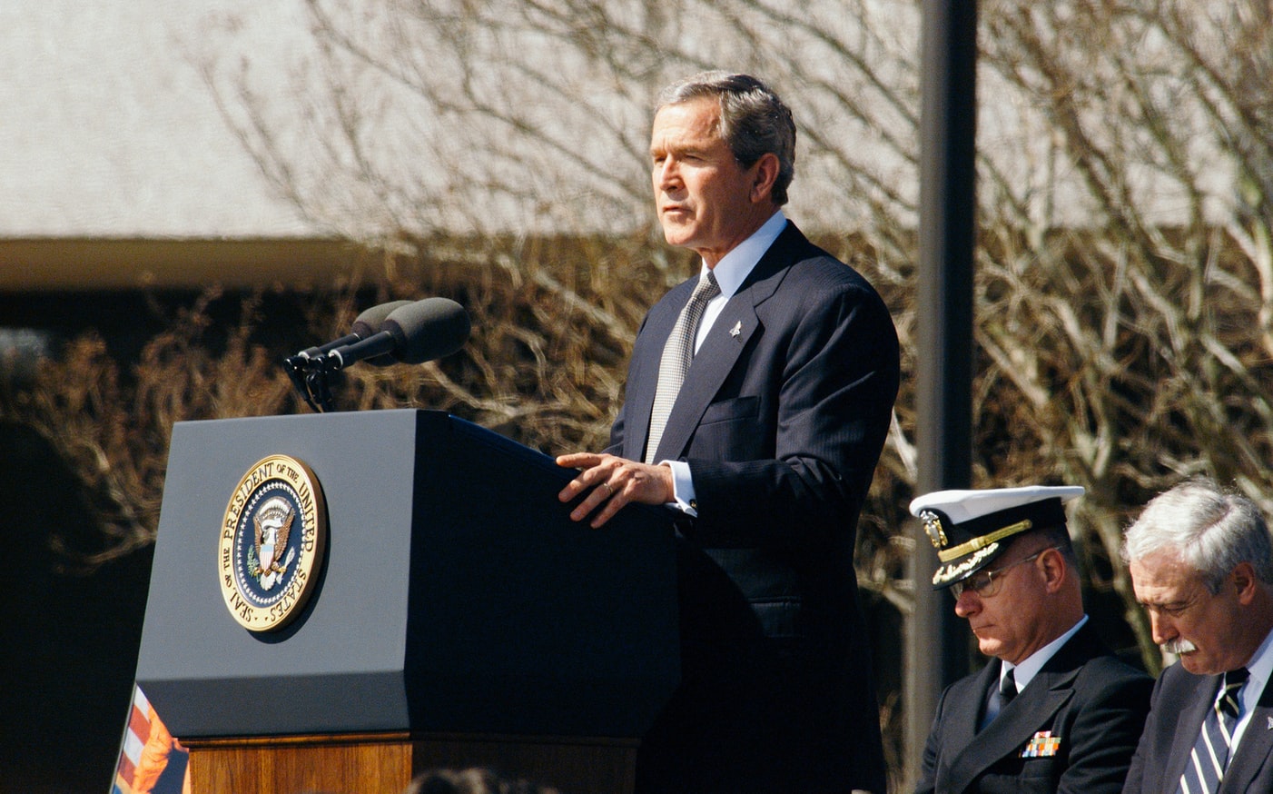 Ex-Präsident George W. Bush steht am Rednerpult. Foto: 
