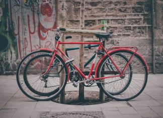 Weniger Fahrraddiebstähle in Hamburg Zwei abgeschlossene Fahrräder an einem Baum