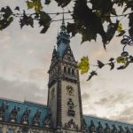 Hamburg überschreitet Corona-Warnwert Das Hamburger Rathaus im Herbst.