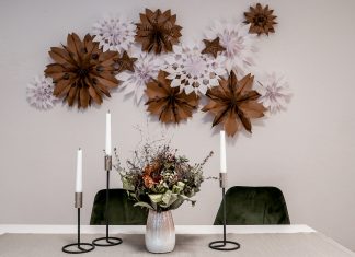 DIY: Schneeflocken aus Papiertüten basteln Ein Beispiel, wie ihr mit Schneeflocken aus Papiertüten eure Wohnung dekorieren könnt. Foto: Pia Röpke