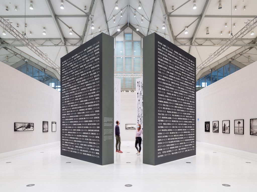 Blick in die Ausstellung MATT BLACK – AMERICAN GEOGRAPHY, 25.9.2020 – 3.1.2021, Haus der Photographie ©️ Henning Rogge/Deichtorhallen Hamburg