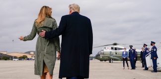 First Lady Melania und Donald Trump auf dem Flughafen Joint Base Andrews Naval Air Facility, Foto: Evan Vucci/AP/dpa